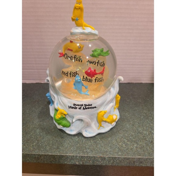 Universal Studios Islands of Adventure Dr Seuss One Two Red Blue Fish Snow Globe - Picture 3 of 9